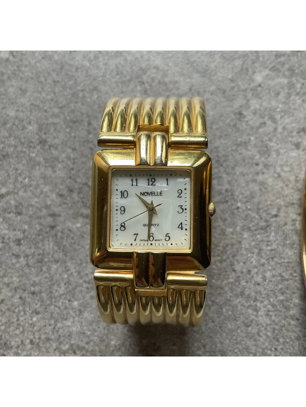 Beautiful Pair Of Vntg Novelle & LA Womens Bracelet Watches Both Run Great BX